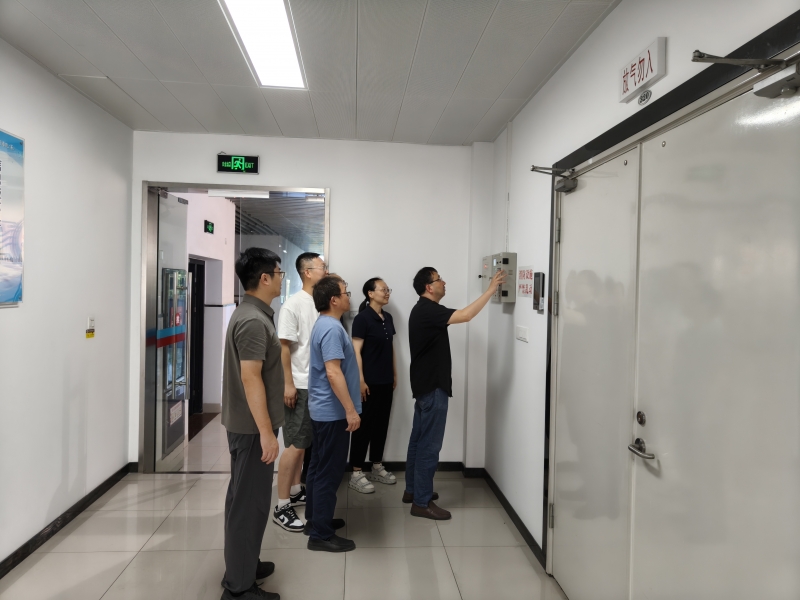 筑牢安全防线 迎战高温假期：我校教育技术与信息中心成功开展应急疏散与消防实战演练